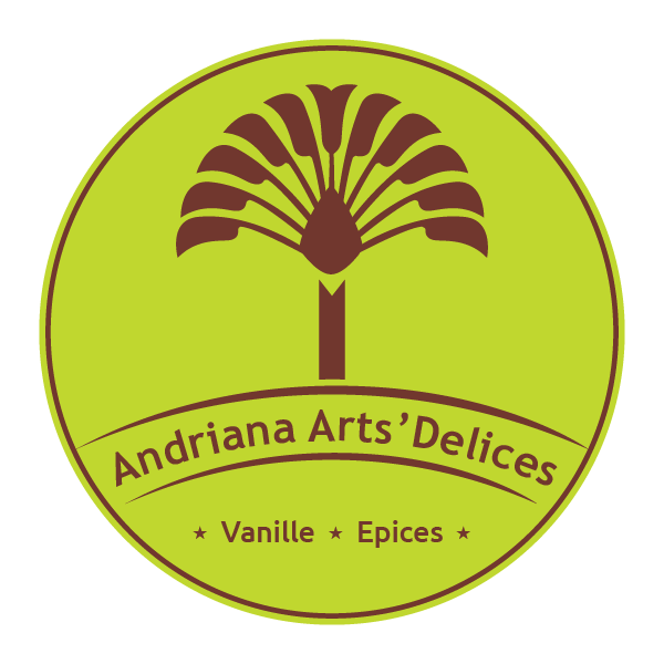 logo rond de 40mm de diamètre d'arts'délices avec 2 couleurs marron les images, écriture et anis lumineux le fond. Il est écrit vanille - épices dans l'axe du cercle est représenté un palmier ravenala dit arbre du voyageur symbole d'Andriana arts'délices.