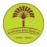 logo rond de 40mm de diamètre d'arts'délices avec 2 couleurs marron les images, écriture et anis lumineux le fond. Il est écrit vanille - épices dans l'axe du cercle est représenté un palmier ravenala dit arbre du voyageur symbole d'Andriana arts'délices.
